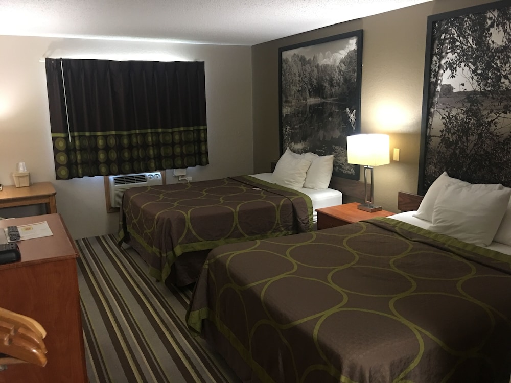 Super 8 By Wyndham Blue Earth 16/34