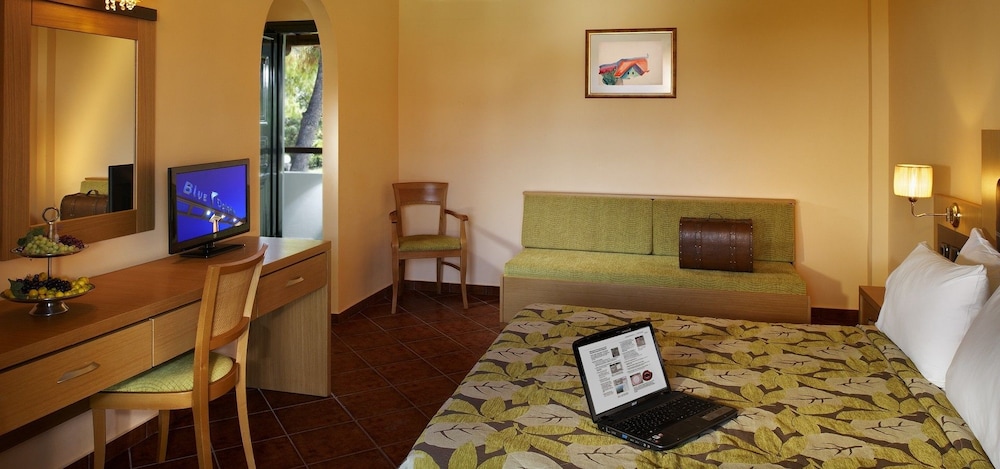 Blue Dolphin Hotel 41/44