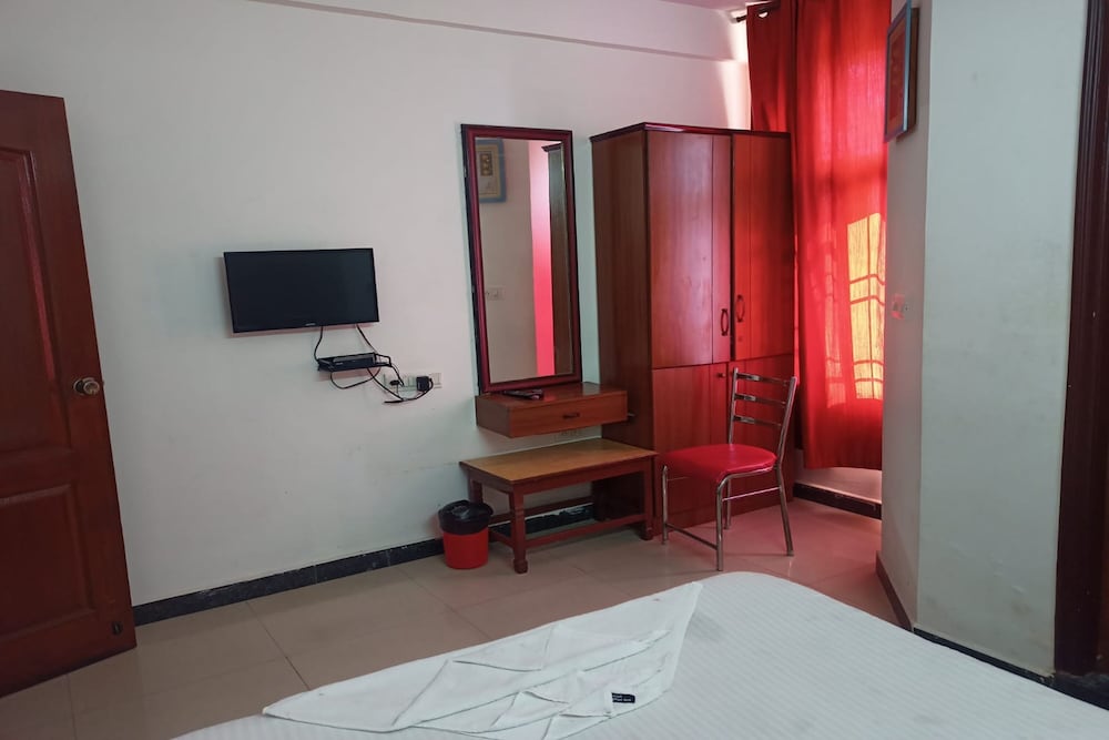 Oyo 12083 Hotel Champion Inn 22/25