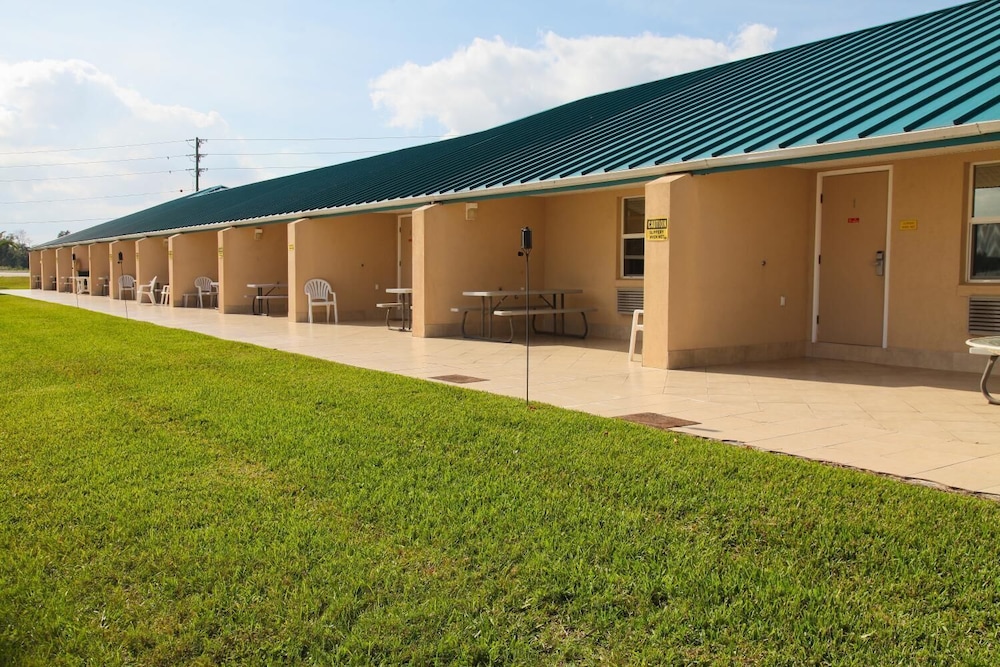 Lake Grassy Inn & Suites 2/38