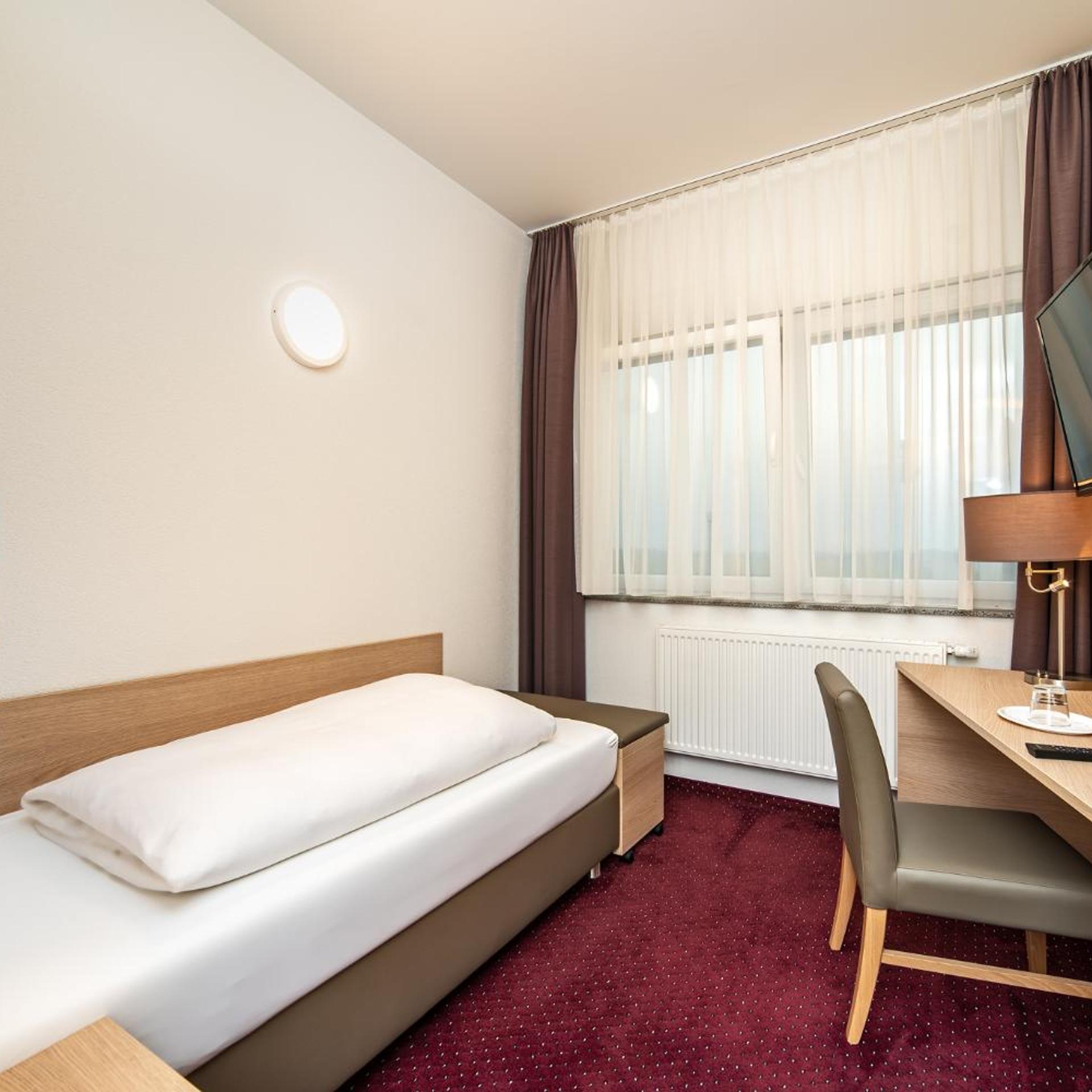 Hotel am Stadtrand 12/39