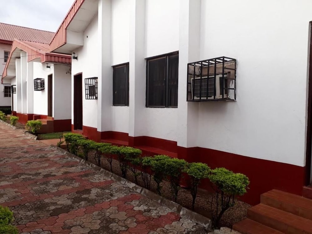 Filbon Hotel & Gardens 17/18