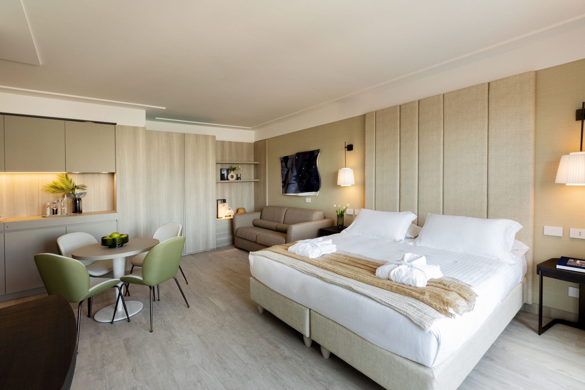 EXECUTIVE, SUITE