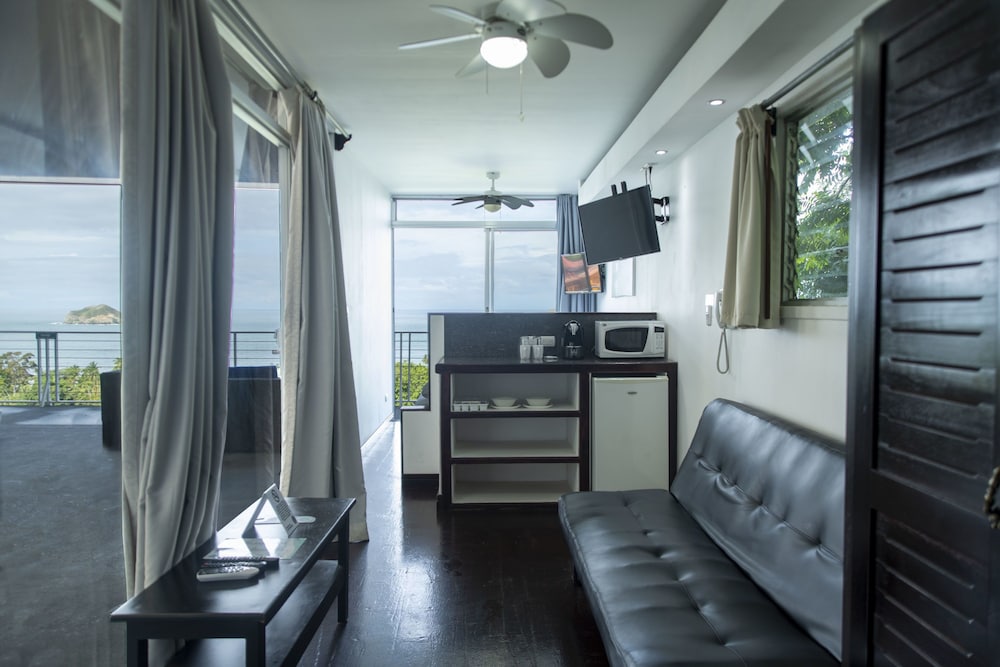 El Faro Beach Hotel 40/65