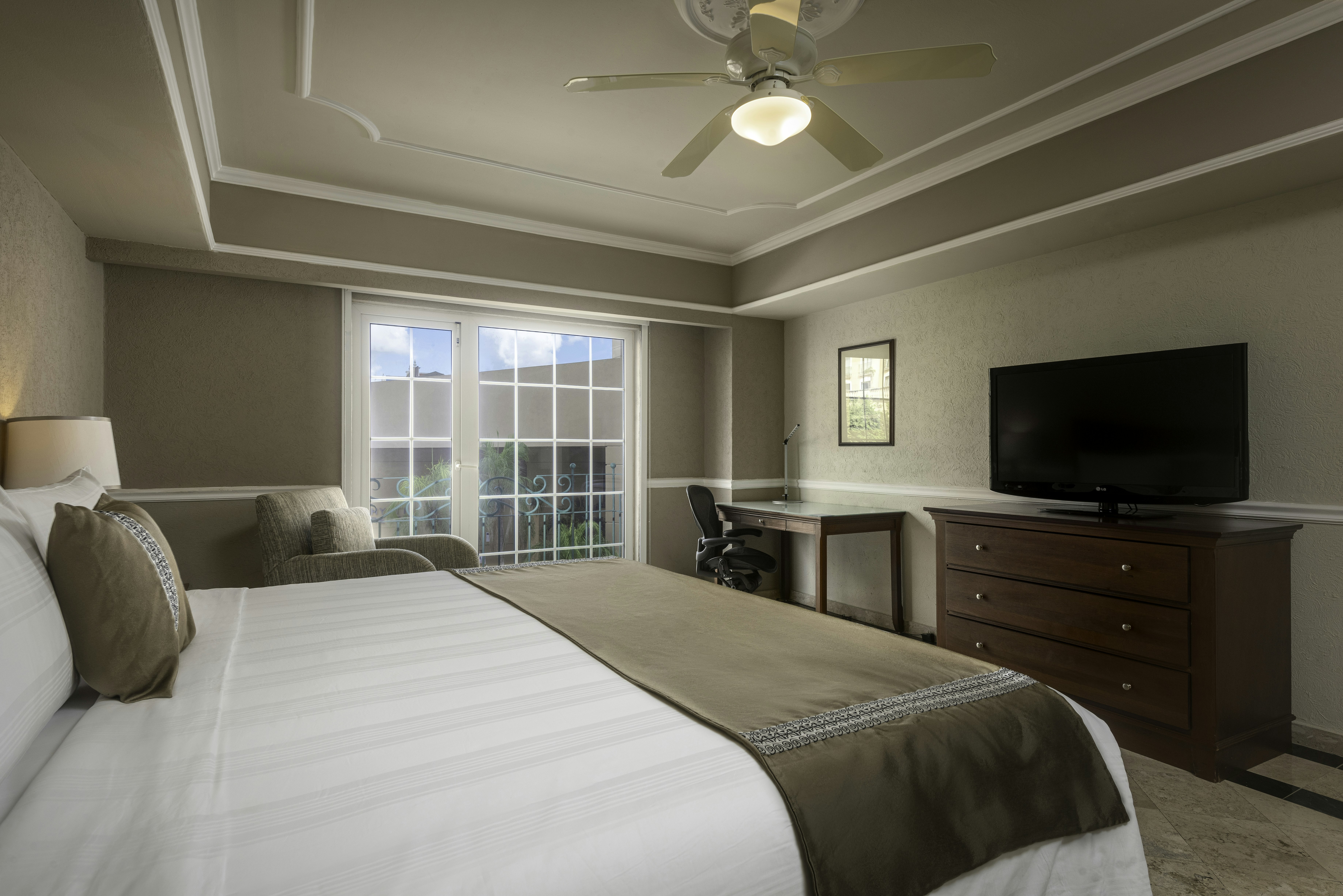 Deluxe, King Bed