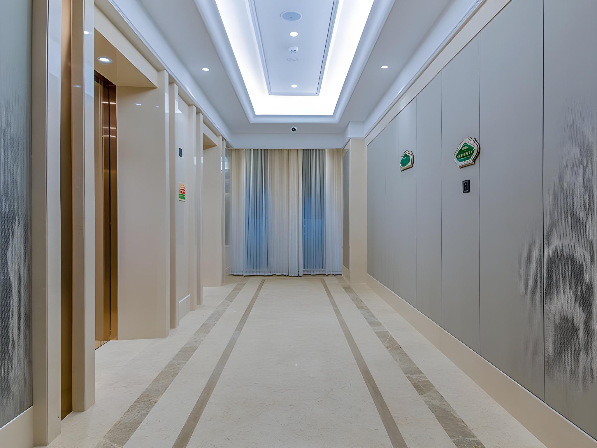 Vienna International Hotel (Huanggang Normal College Ruitian Plaza) 27/39