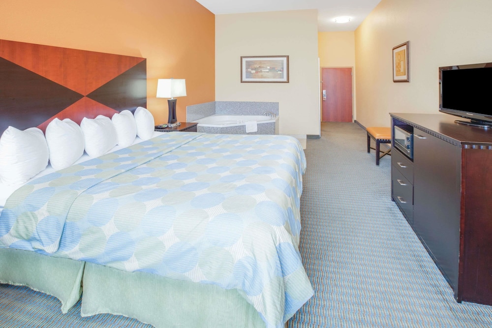 Days Inn & Suites By Wyndham Russellville 30/33