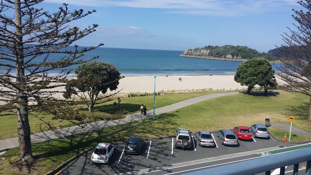 The Pavilions Beachfront Apartments 66/76