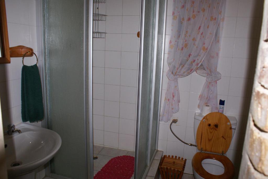 Airport Inn Bed Breakfast And Emerald Guesthouse 30/30