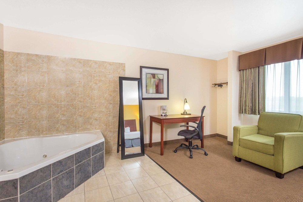 Baymont by Wyndham Dubuque 21/23