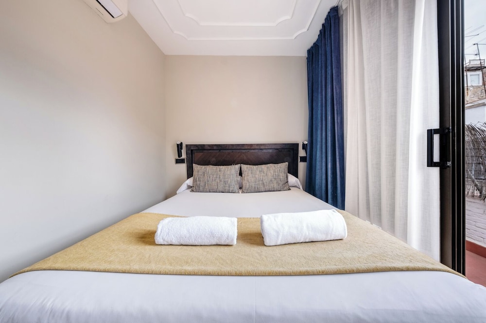 SUPERIOR, STUDIO, KITCHENETTE