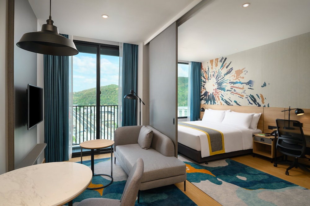 Holiday Inn Suites Siracha Laemchabang 33/78