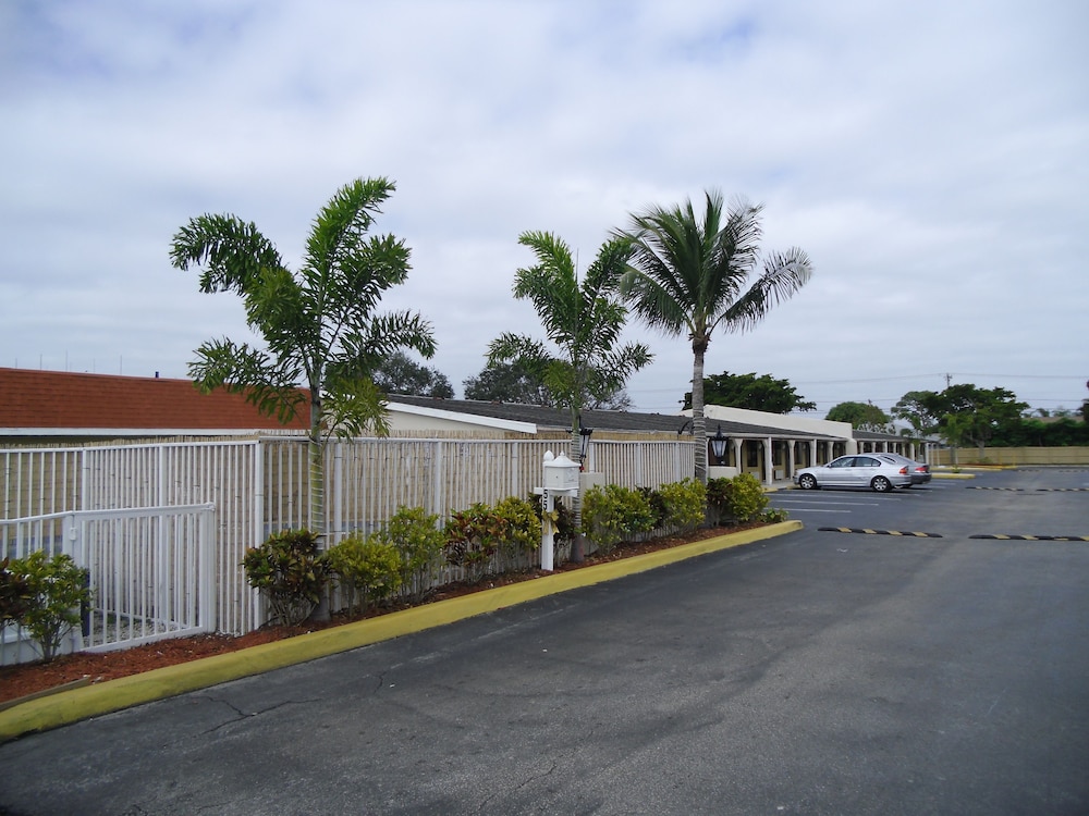 Super 8 By Wyndham Lantana West Palm Beach 1/34