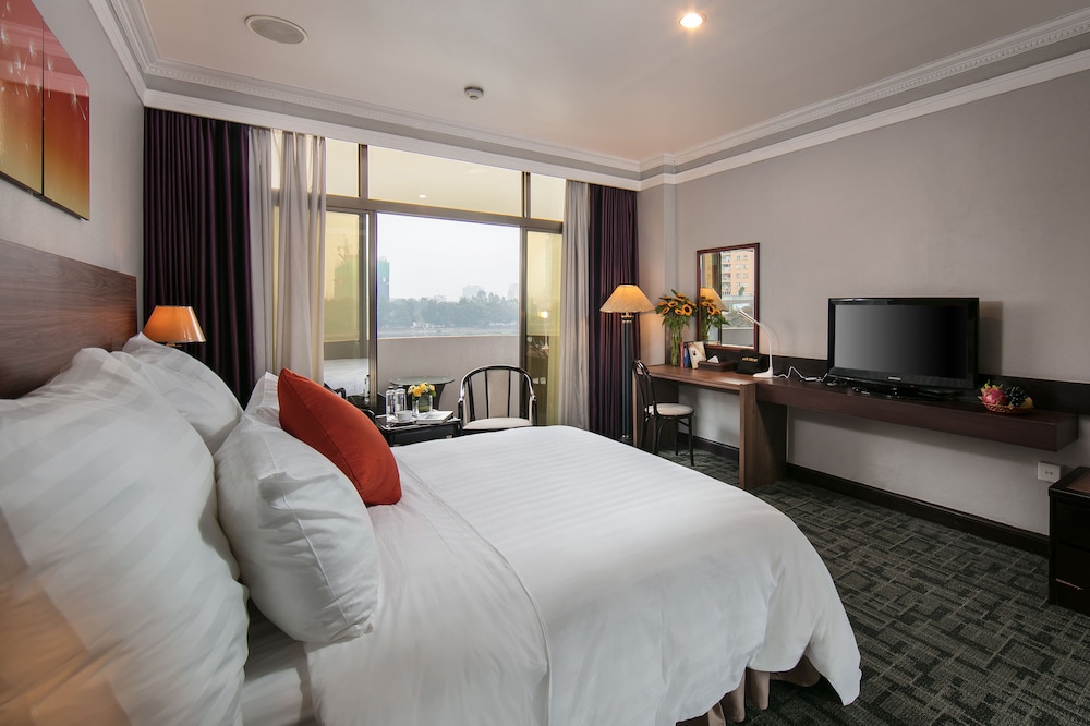 Lake Side Hotel 17/63