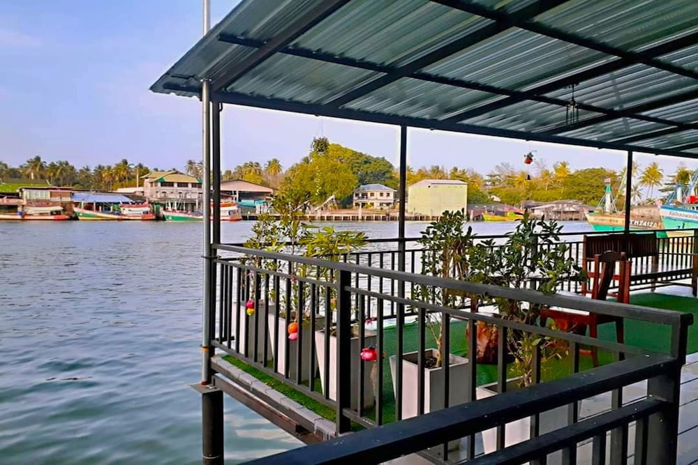 Chaiyai Riverfront Hotel 40/50