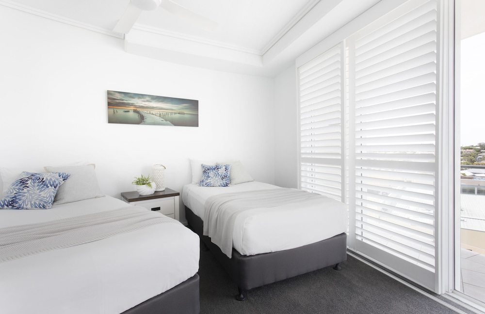 3 Bedrooms, King Bed, 1 Queen and 1 Single Bed, Water View