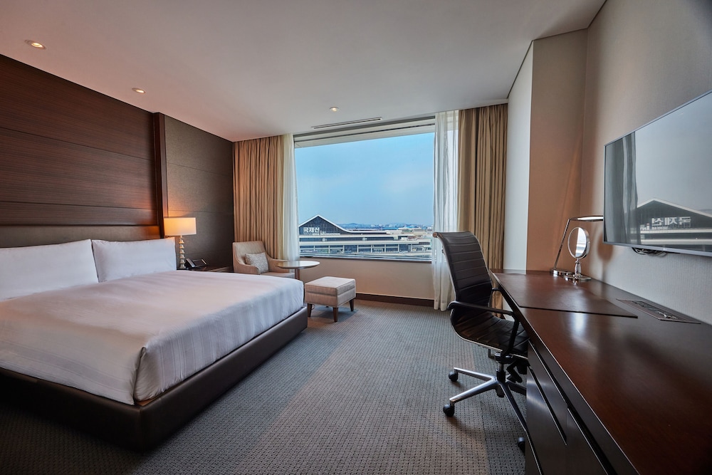 DELUXE, DOUBLE BED, AIRPORT VIEW