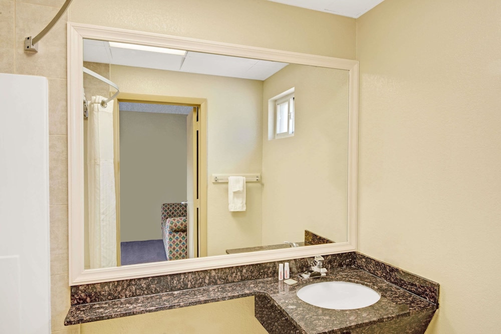 Super 8 By Wyndham Milford/New Haven 15/27