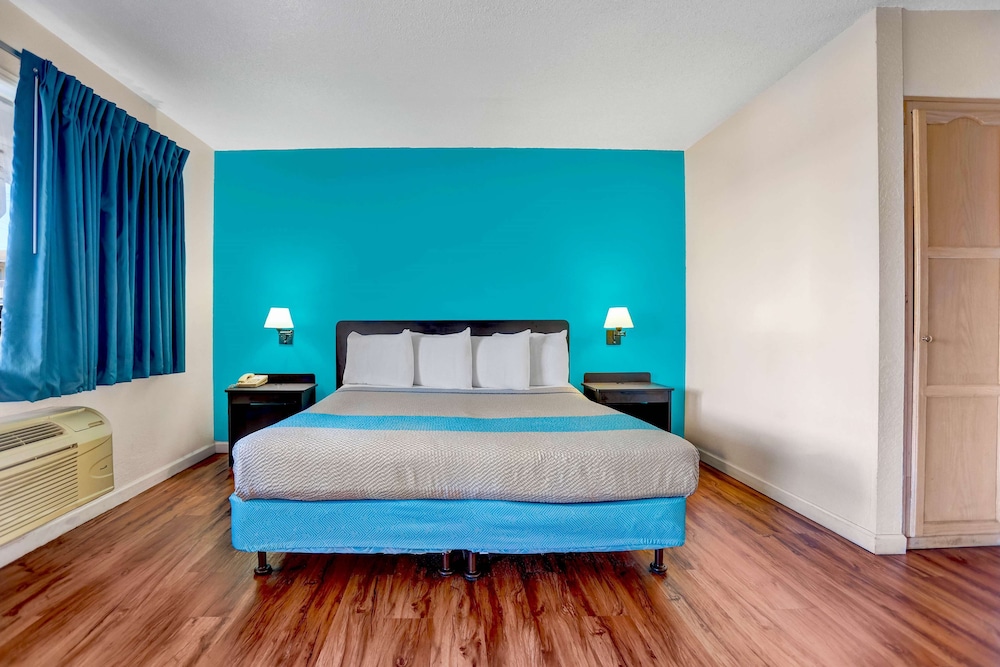 1 King - 1 Full Bed - Mobil Access RI Shwr Nsmk Ste