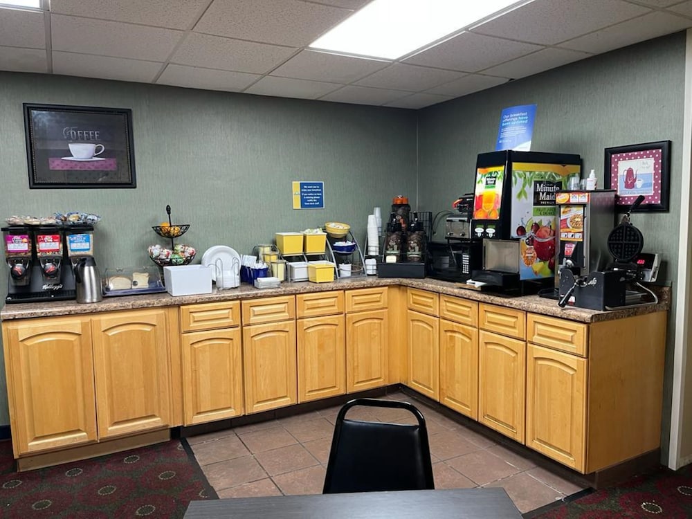 Days Inn by Wyndham Cedar Falls - University Plaza 19/20