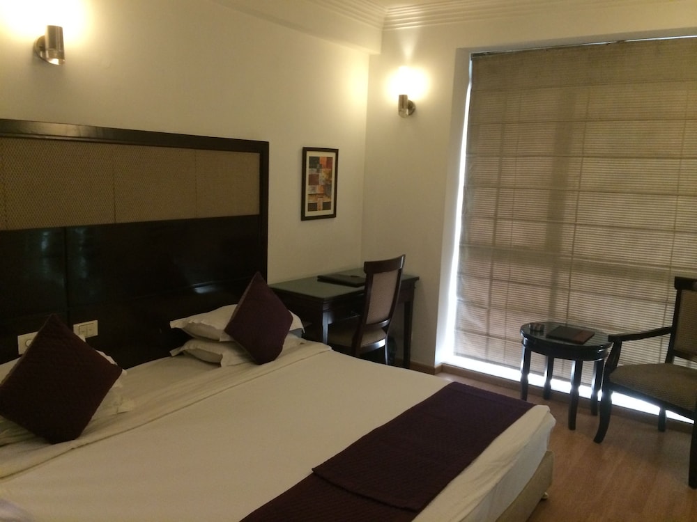 Emblem Hotel 12/67