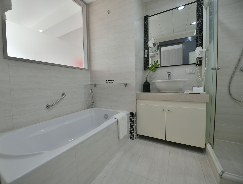 Paseo Premiere Hotel 41/42