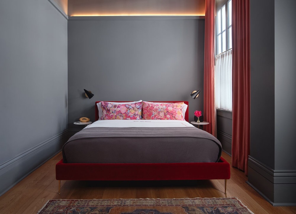 Courtyard, King Bed