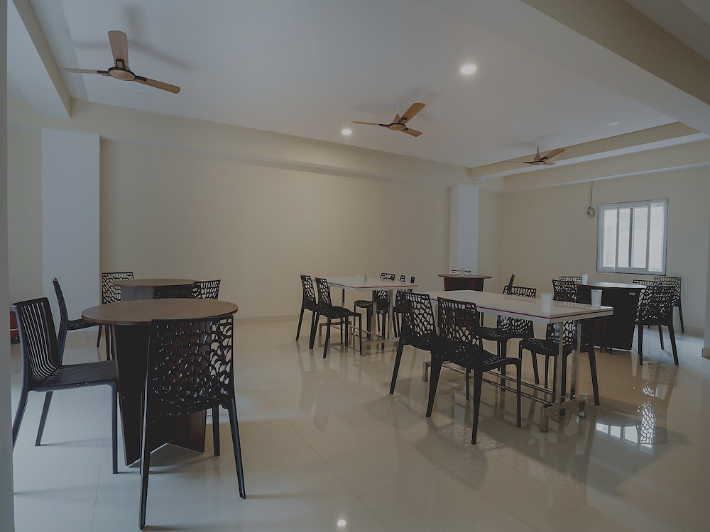 OYO 28637 Gokul Grand 24/27