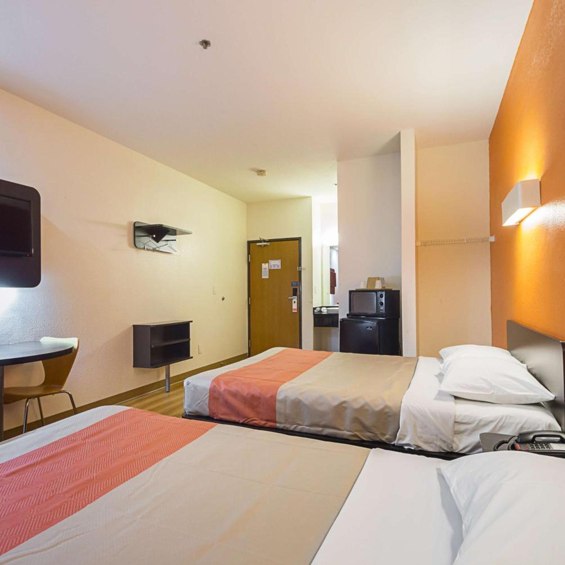 2 Queen Beds - Non-Smoking
