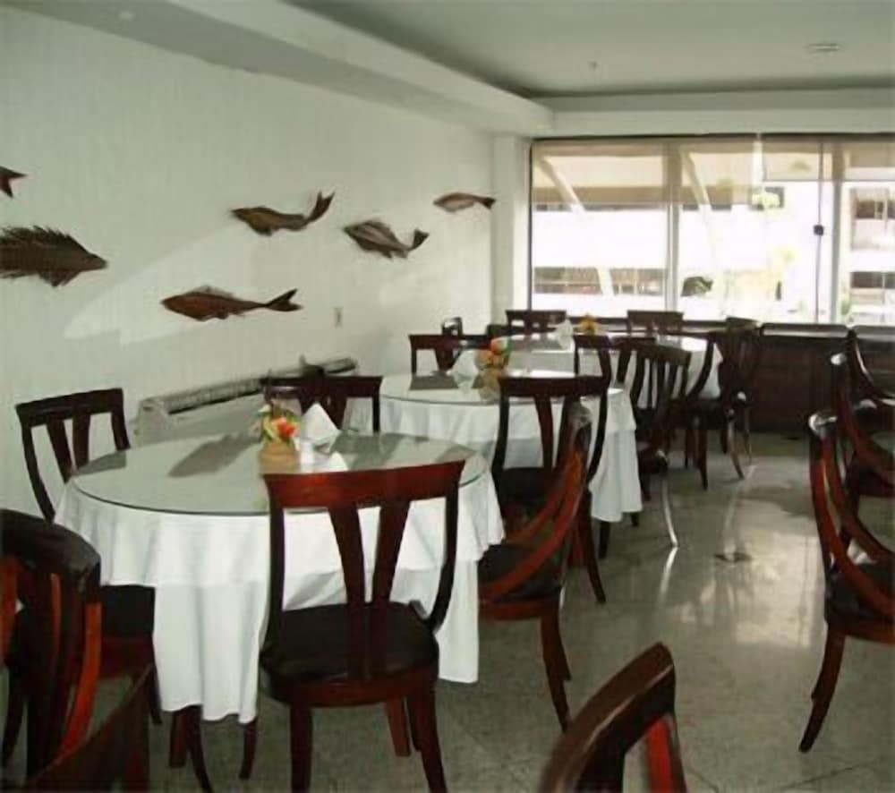 Plaza Praia Suites 66/75