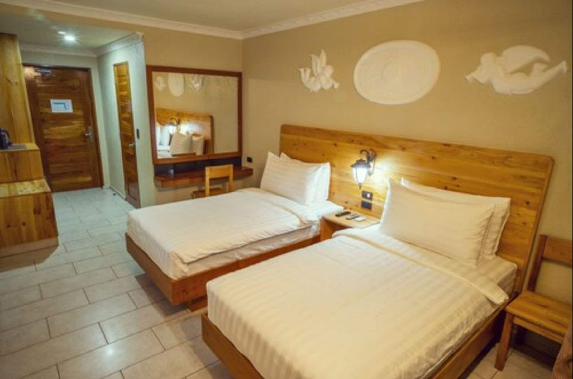 Deluxe, Twin Beds, Pool Access