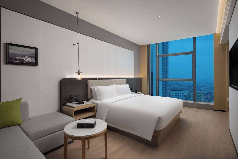 PREMIER, KING BED, CITY VIEW