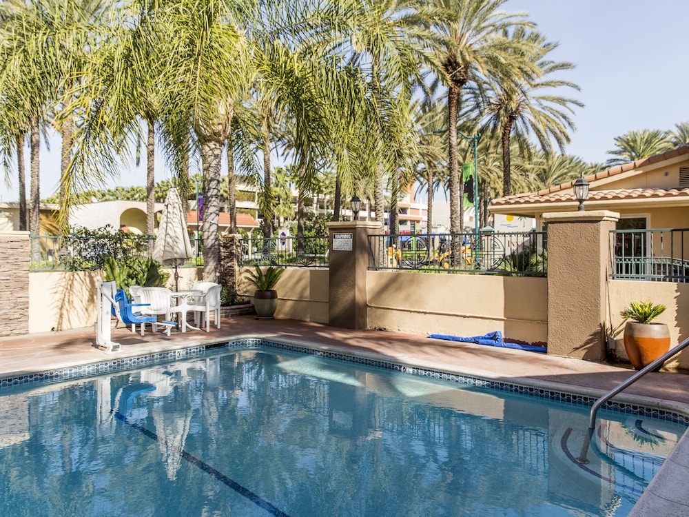 Anaheim Islander Inn And Suites 6/58