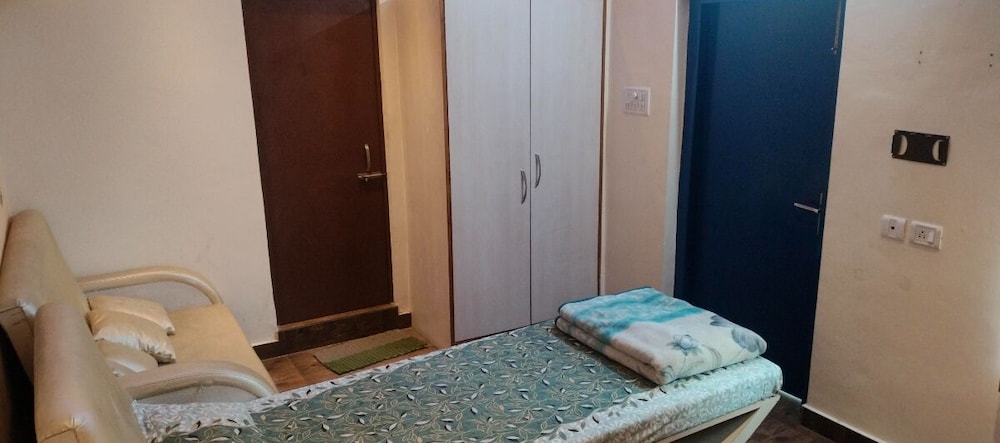 Rahul Guest House 25/50