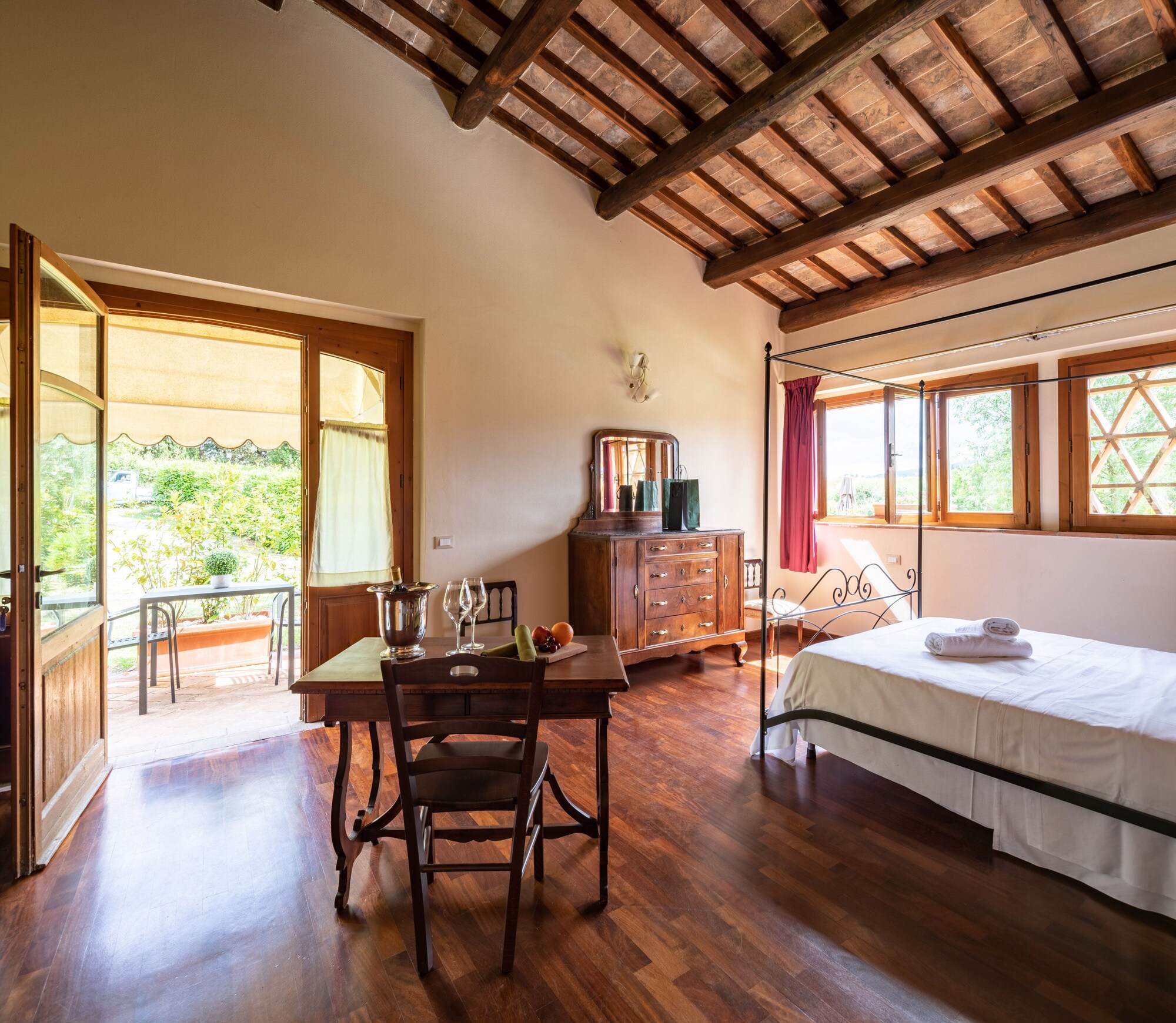 SUPERIOR, QUEEN BED, PRIVATE BATHROOM, GARDEN AREA