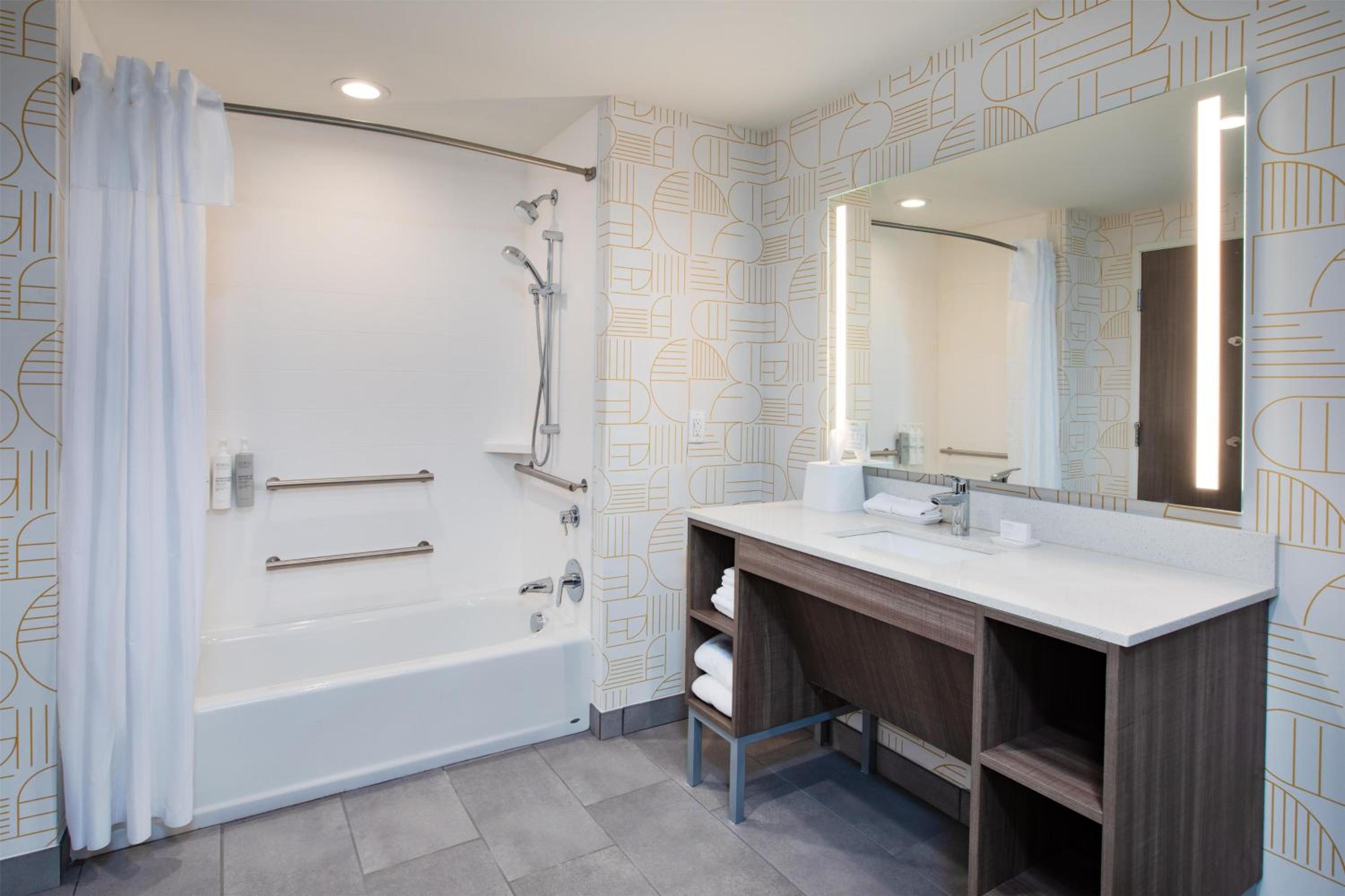 جناح بسرير كينج بغرفة نوم واحدة مع أريكة بحوض استحمام لذوي الإعاقة، Home2 Suites by Hilton Traverse City 2/2