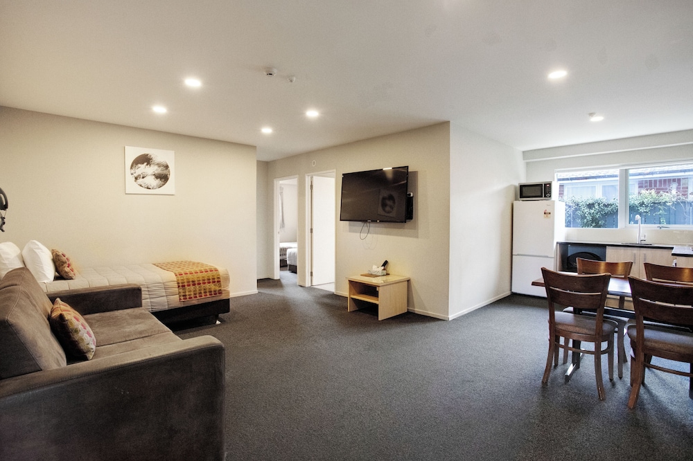 Ellerslie Palms Motel 46/68