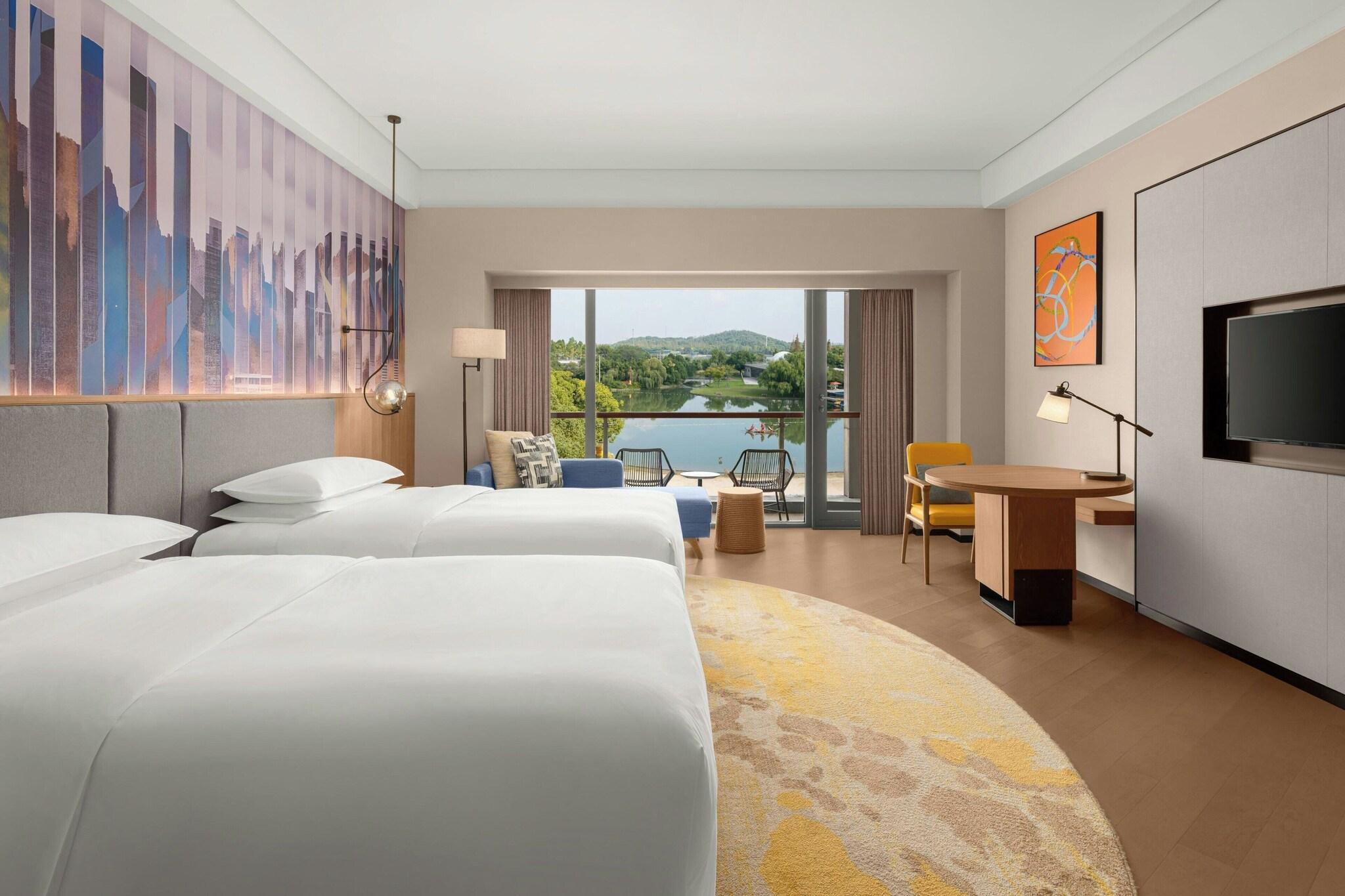 غرفة بسريرين منفصلين بإطلالة على البحيرة، Le Meridien Shanghai Sheshan 2/4