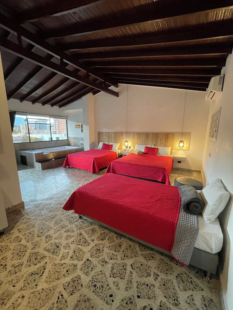 شقة سوبيريور بسرير مزدوج وسريرين منفصلين بإطلالة على المدينة بجاكوزي، Ofix Hotel 5/10