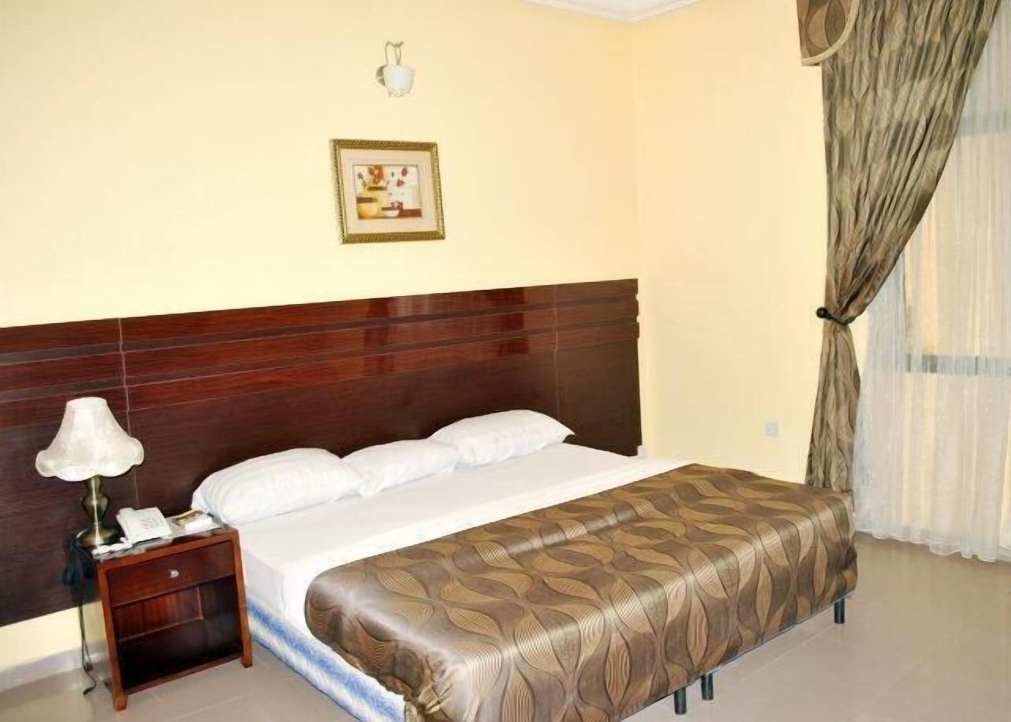 EXECUTIVE, SUITE