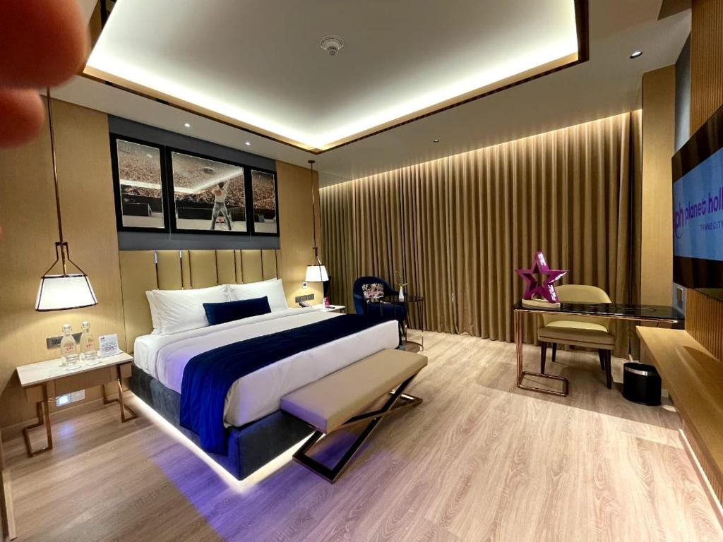 DELUXE, DOUBLE BED
