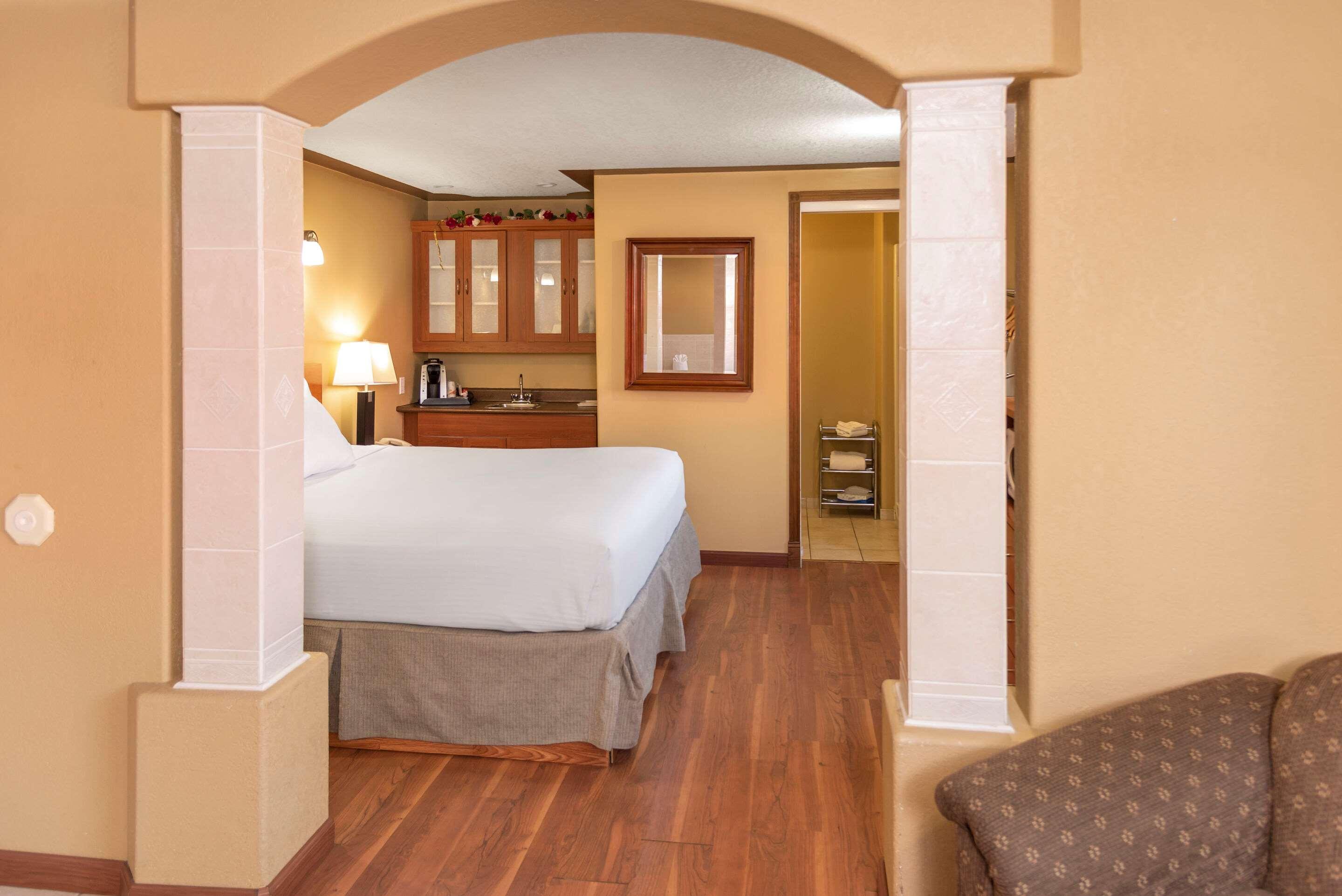 Efficiency, Suite, Queen Bed
