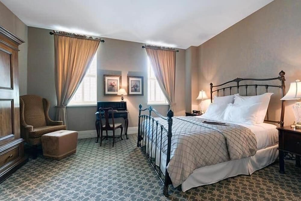 STANDARD, QUEEN BED