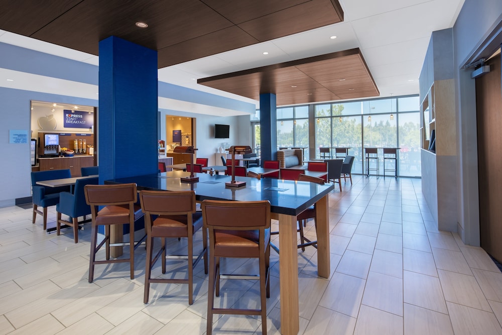Holiday Inn Express and Suites Chico an IHG Hotel 47/66