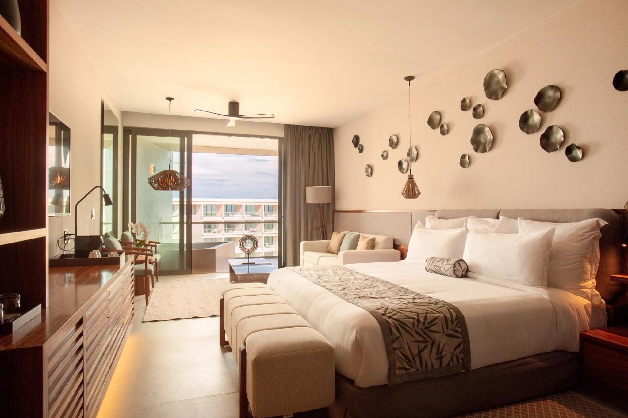 Preferred Club, Resort, Junior Suite, Queen Bed