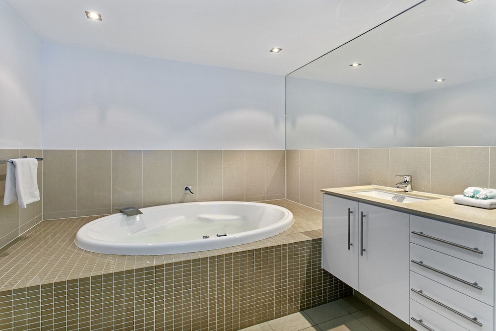 3 Bedrooms, Study, Deluxe, 1 King and 4 Single Beds, Ocean View، Proximity Waterfront Apartments 4/4