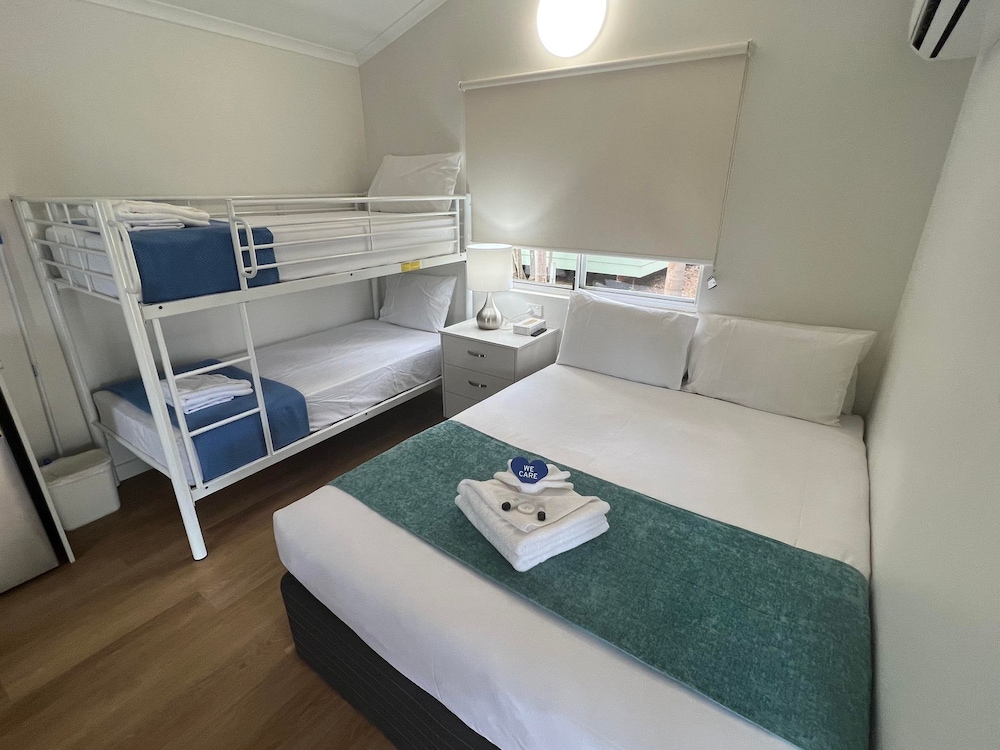 CABIN, MULTIPLE BEDS