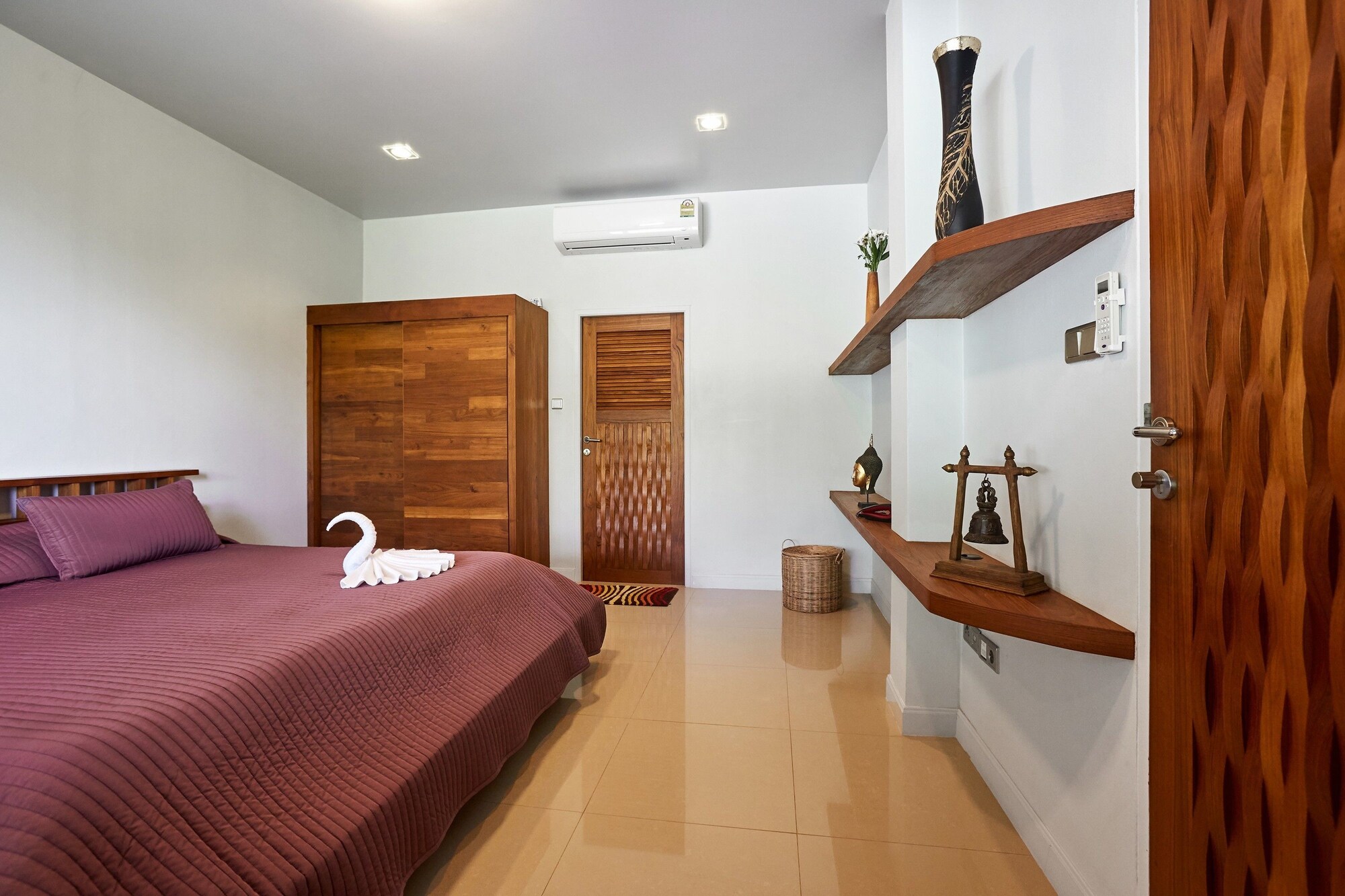 5 BEDROOMS, VILLA