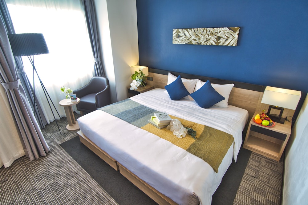 HOLLYWOOD, SUPERIOR, TWIN BEDS