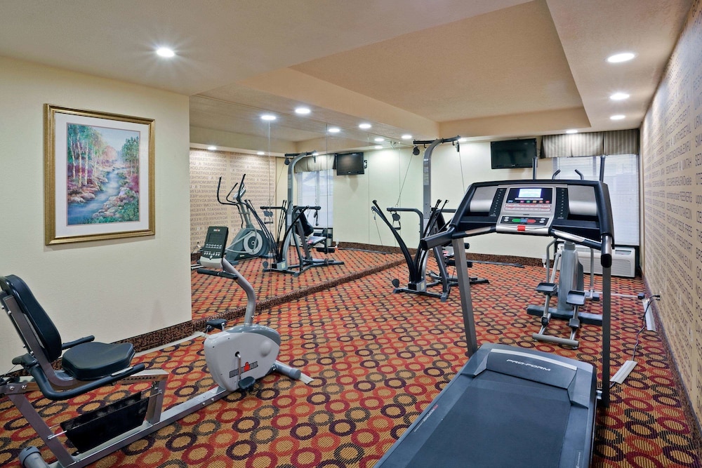 La Quinta Inn Suites Salina 32/57